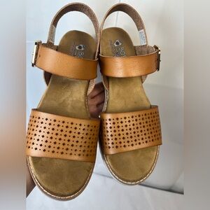 Snatchers Bobs Women's Tan Sandals Size 8